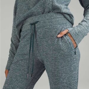 Lululemon Engineered Warmth Relaxed Fit Jogger
Green Jasper / White size 10